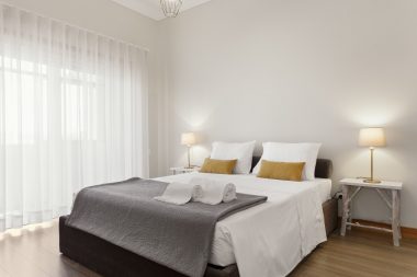 white-sheet-curtain-bedroom