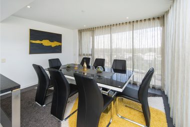 wavefold-curtain-dining